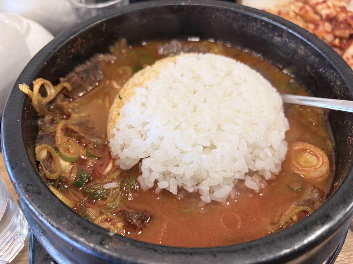 봉천설렁탕 얼큰소고기국밥에 밥 말기