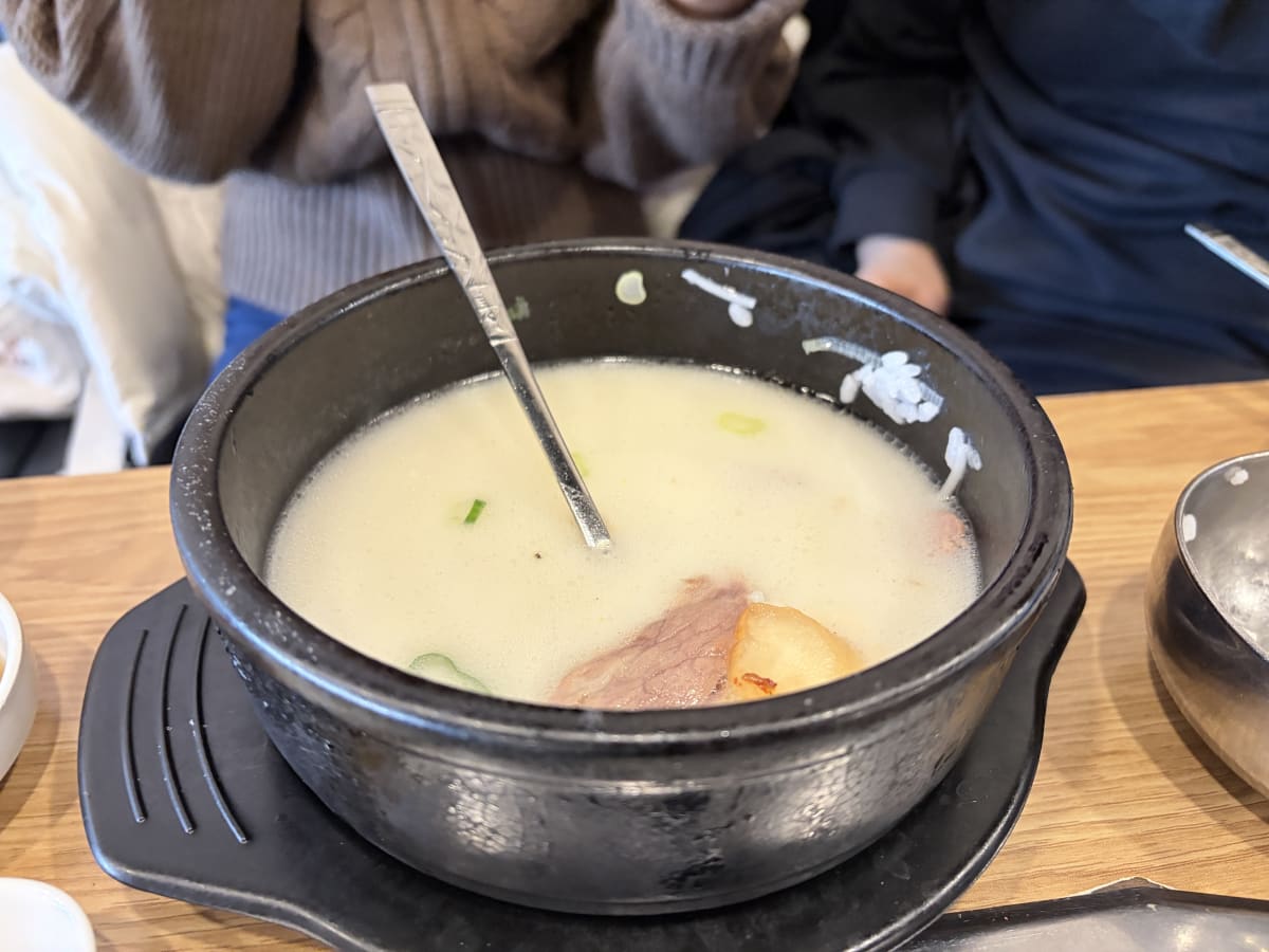 봉천설렁탕 설렁탕 국수와 고기 하얀 국물