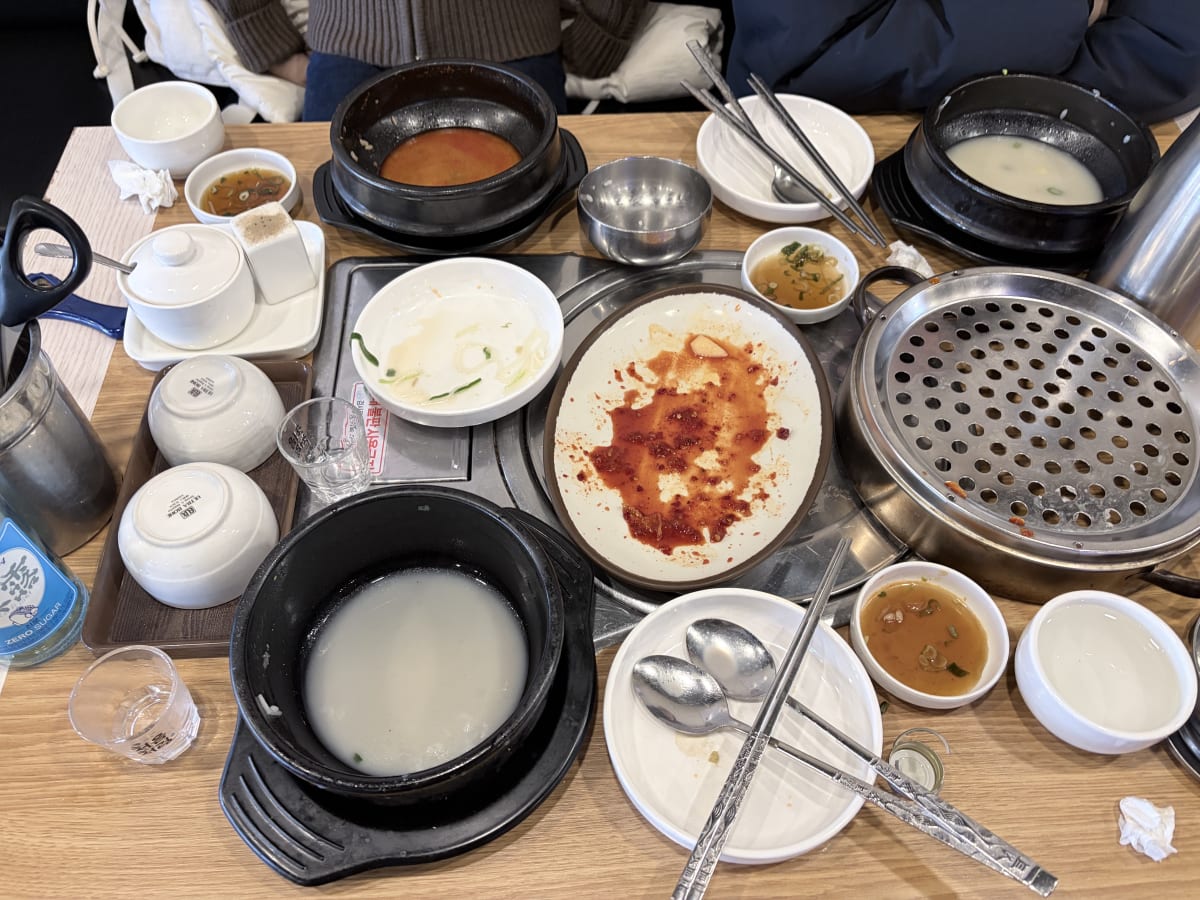 봉천설렁탕 식사 후 빈 뚝배기들과 전체 테이블