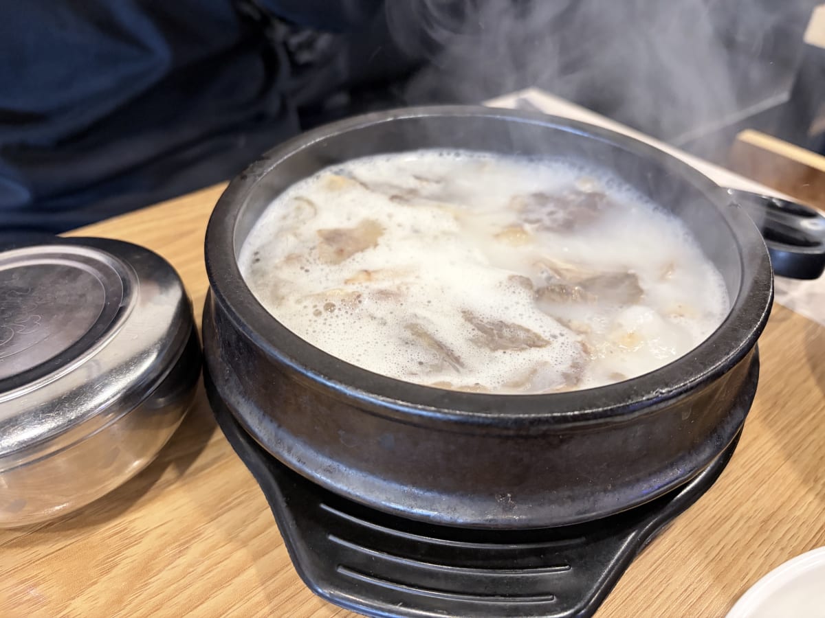 봉천설렁탕 뚝배기 흰 국물 고기 처음 나온 모습