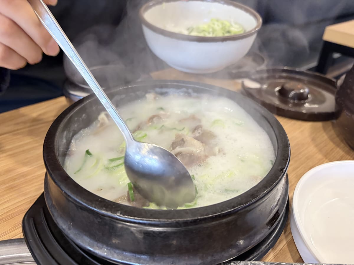 봉천설렁탕 소머리곰탕 국물 숟가락으로 떠먹는 모습