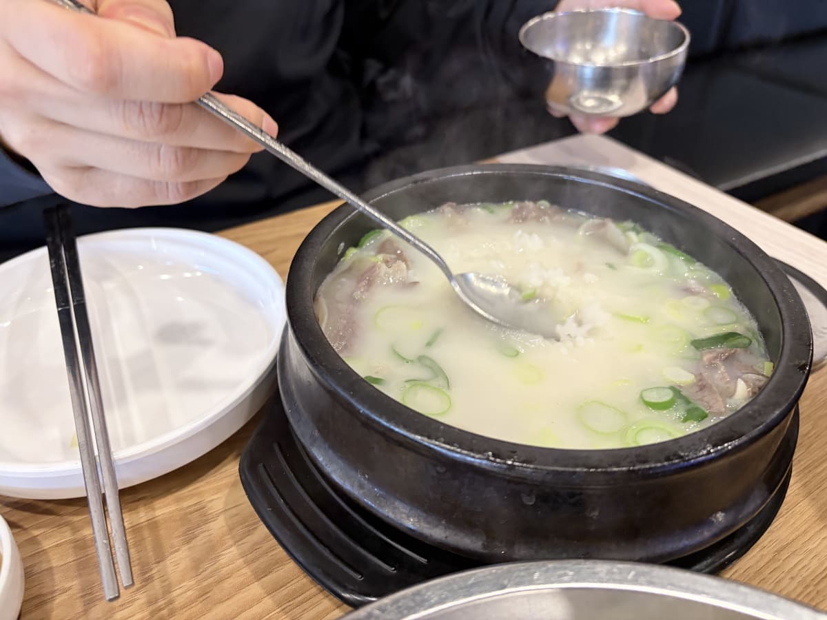 봉천설렁탕 설렁탕 소머리곰탕 먹는 중 하얀 국물