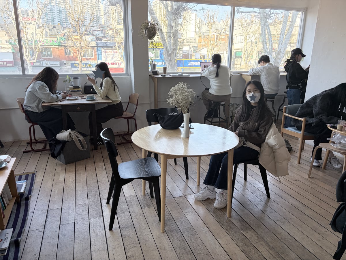 hik0 카페 실내 창가 원형테이블 분위기