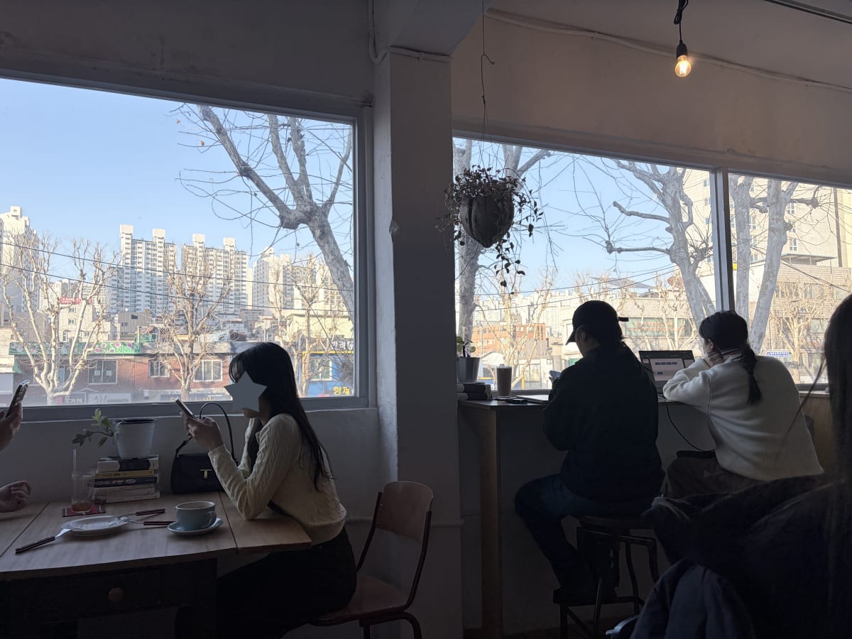 hik0 봉천 카페 창가 좌석 감성