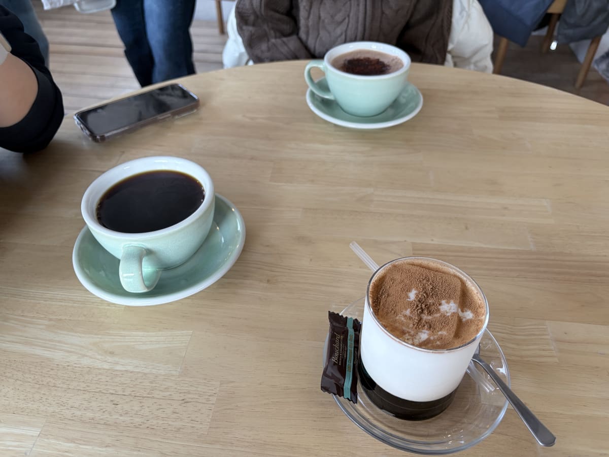 hik0 커피숍 테이블 디카페인 핫쵸코 깔루아밀크