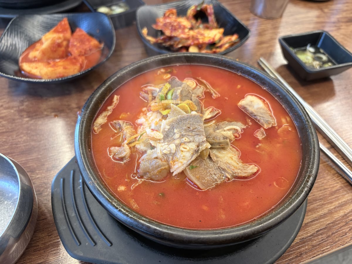 우두육미 얼큰소머리국밥 뚝배기 — 고기 건더기 가득
