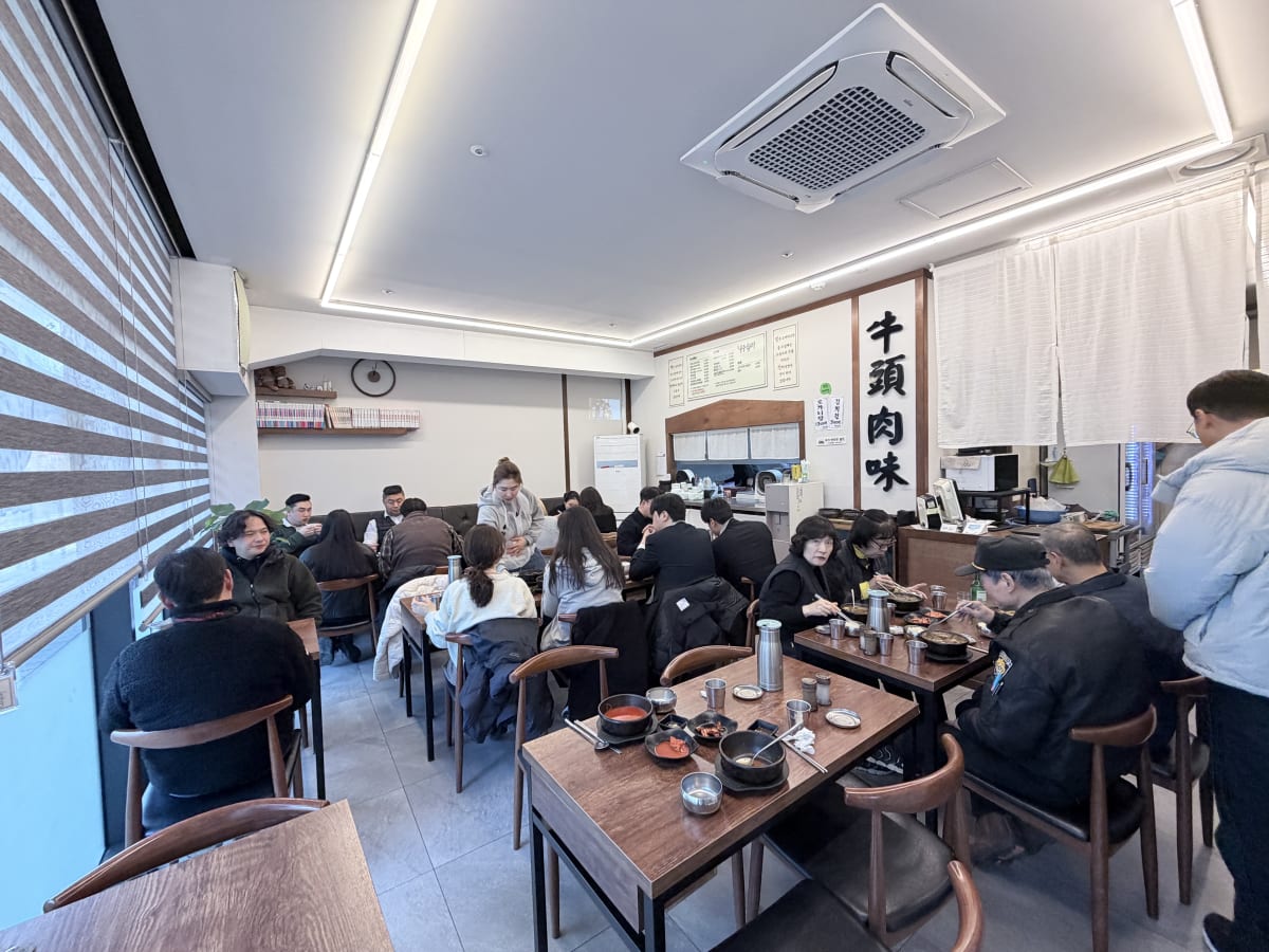 우두육미 점심 피크타임 실내 — 손님으로 가득 찬 매장