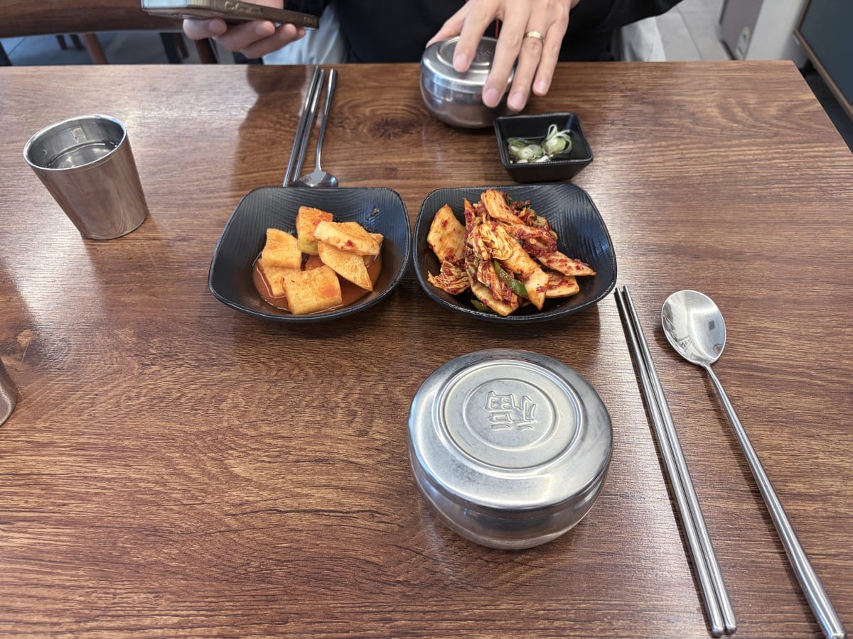 우두육미 반찬 세팅 — 깍두기·겉절이와 공기밥