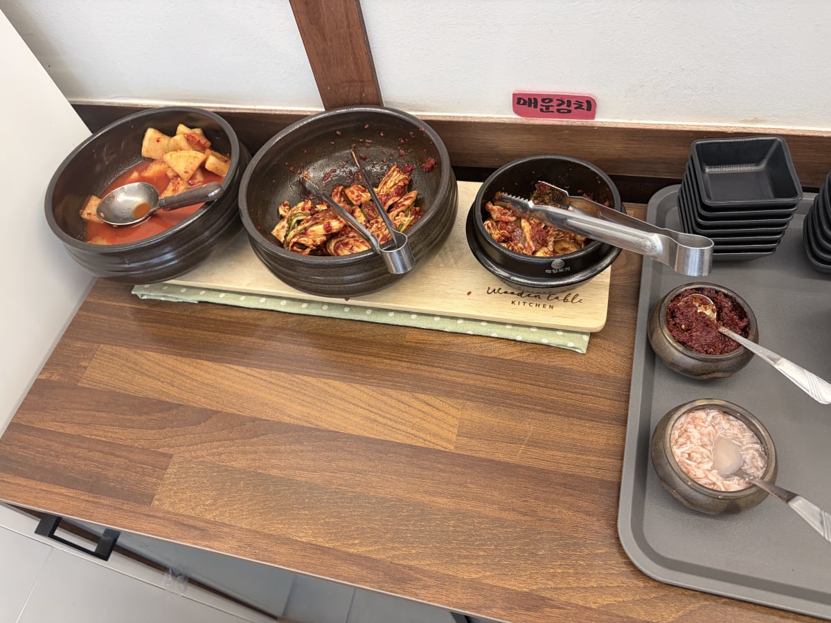 우두육미 셀프바 — 깍두기·겉절이·매운김치 무한 리필