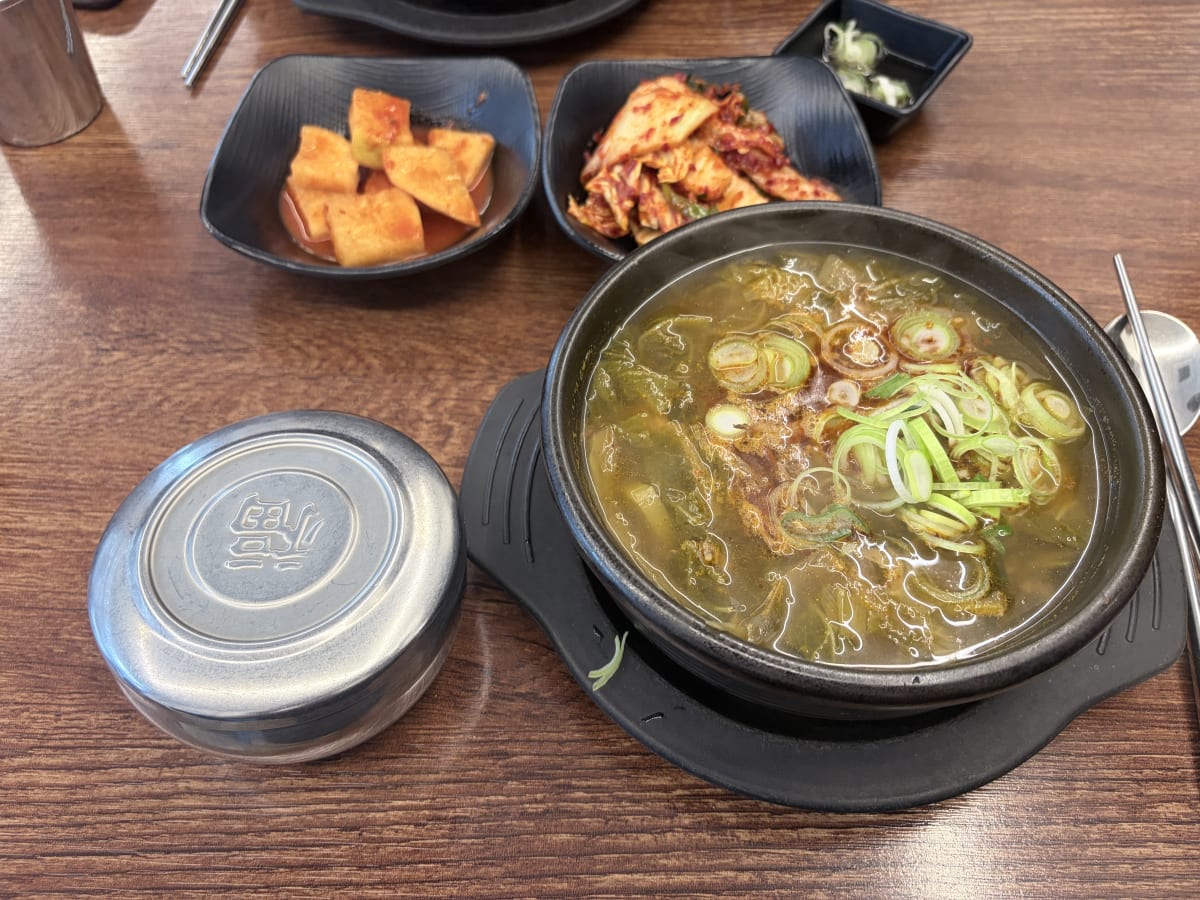 우두육미 장터국밥 뚝배기 — 깊고 진한 국물에 고기·파 가득