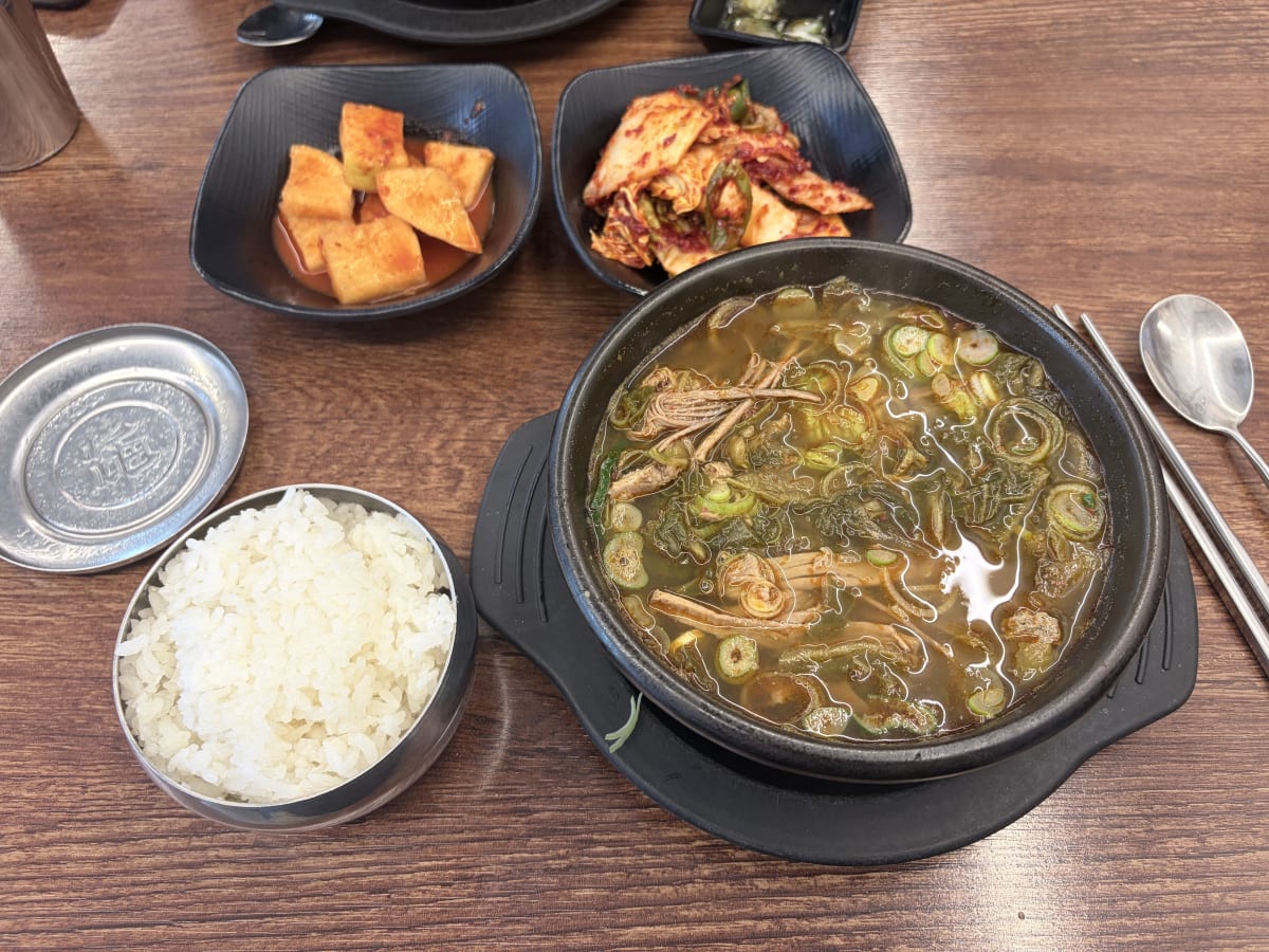 우두육미 도가니탕 — 평일 오후 3시 이전 13,000원