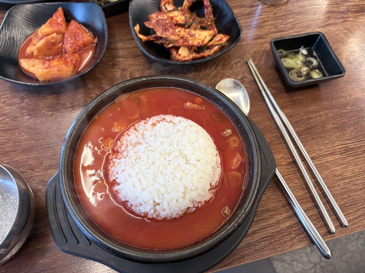 우두육미 얼큰소머리국밥 밥 말아진 것 — 빨간 국물에 밥섬이 둥실