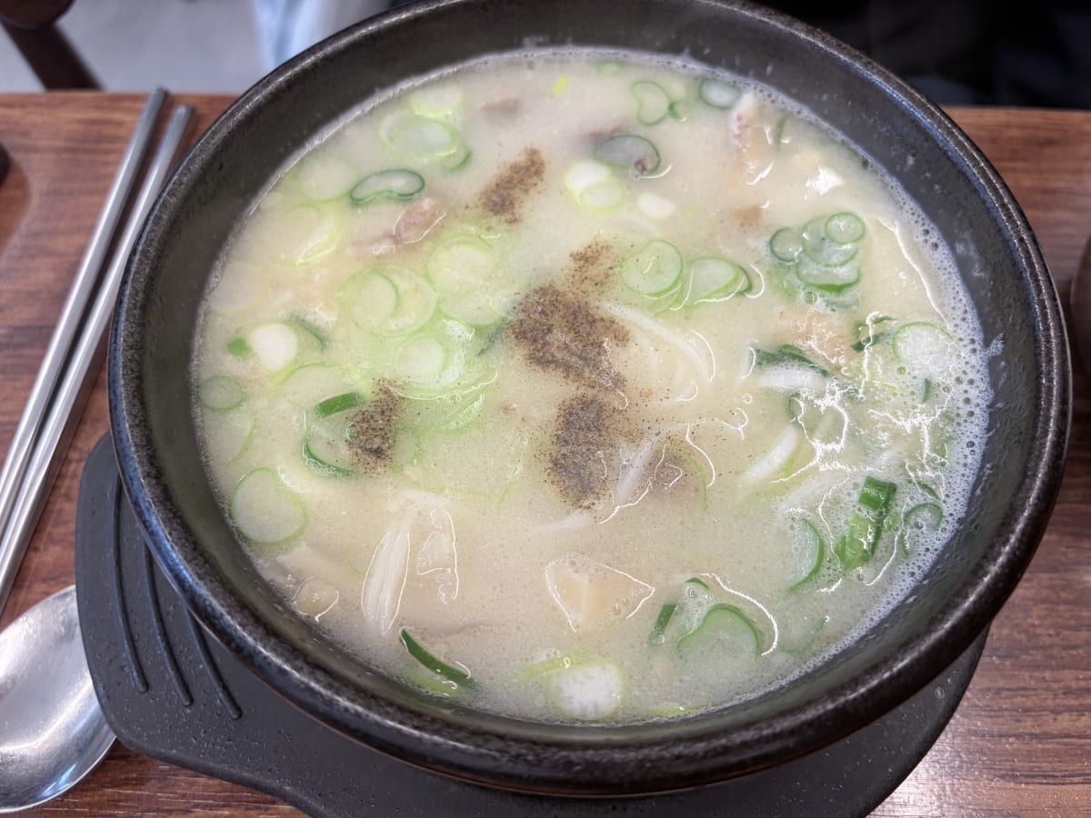 우두육미 장터국밥 — 맑고 진한 국물