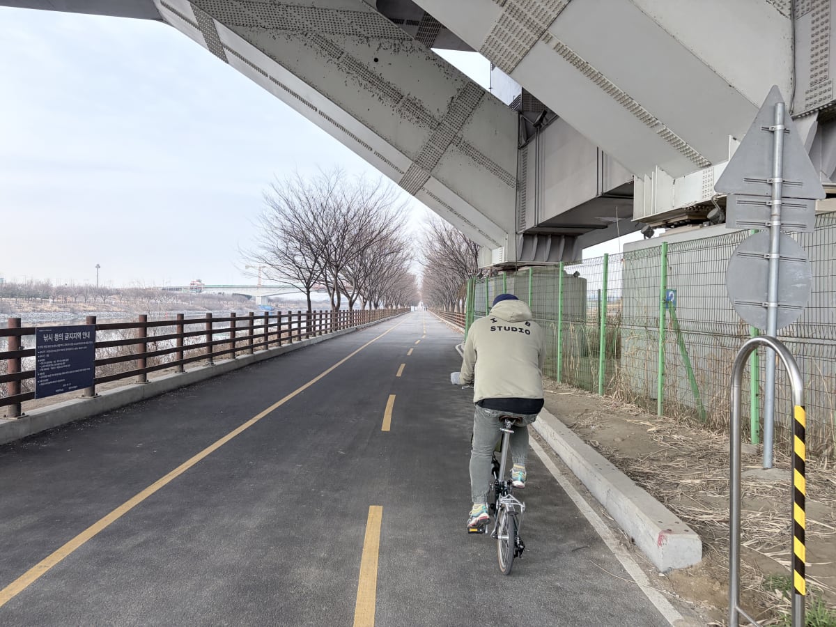 아라뱃길 자전거길 진입 지인 라이딩 뒷모습