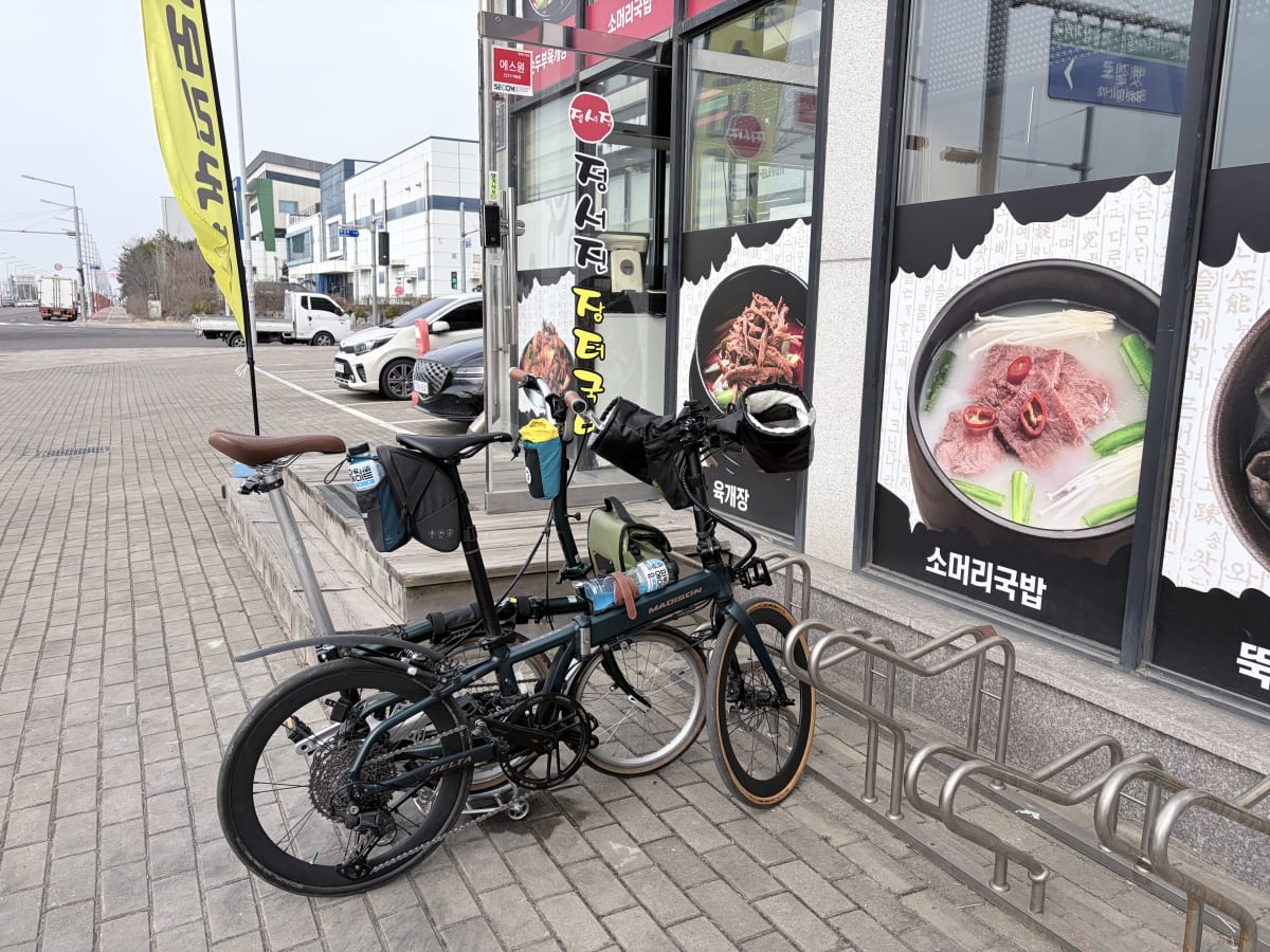 정서진 장터국밥 앞 자전거 두 대 주차