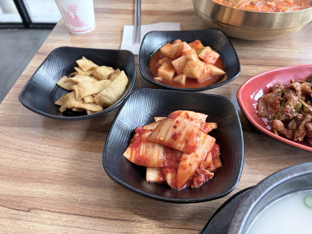 정서진 장터국밥 반찬 깍두기 배추김치 오뎅볶음