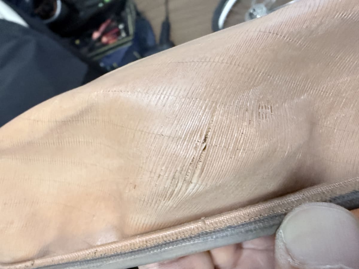 타이어 내부 코드절상 흔적