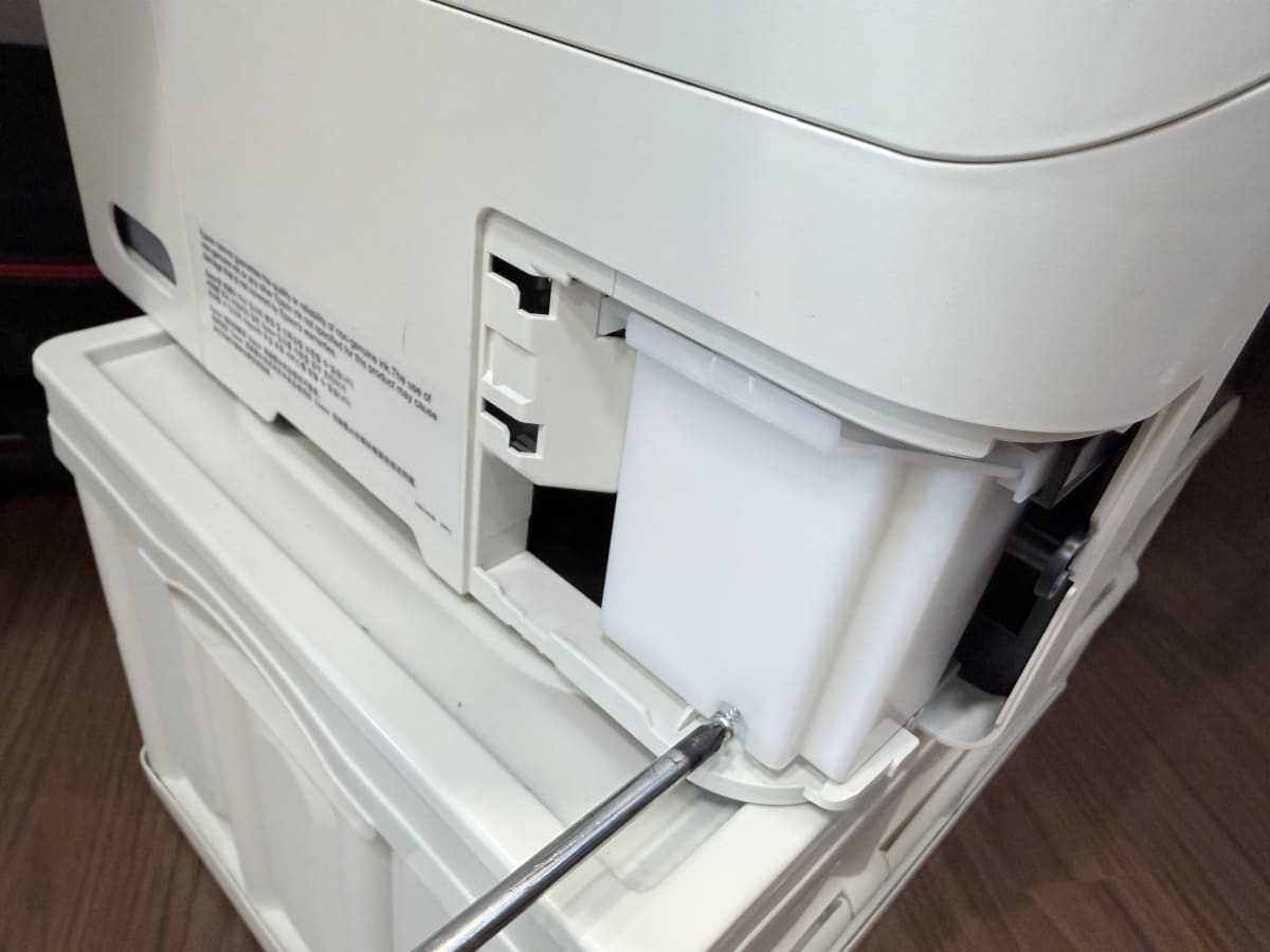 엡손 L3106 잉크패드 슬롯 두 개 — 하나는 새 패드 장착 완료, 하나는 교체 대기 중