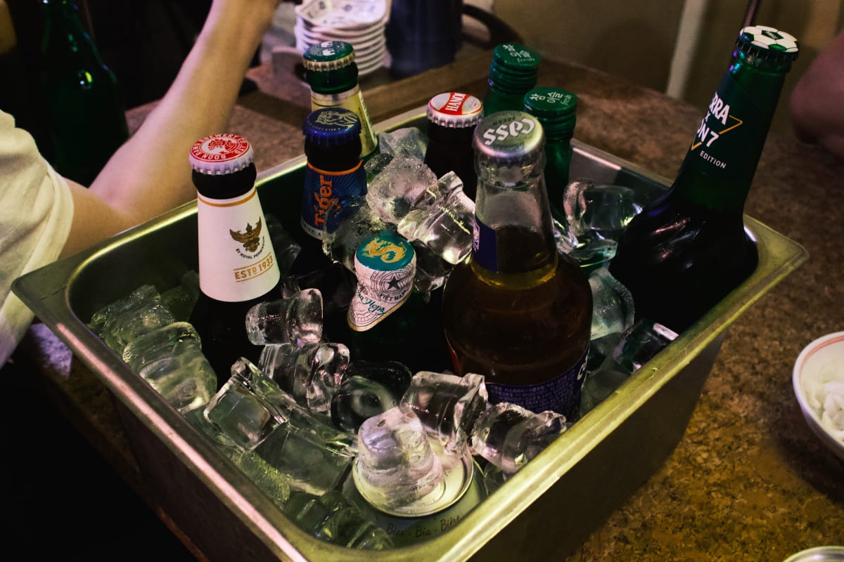 서촌 깜온 맥주병과 얼음 컵 가득한 테이블, 건배 준비