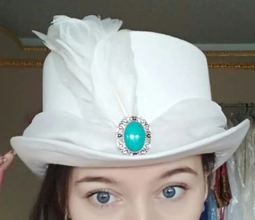 Аренда платья Цилиндр белый с пером в Москве — Прокат от Кет