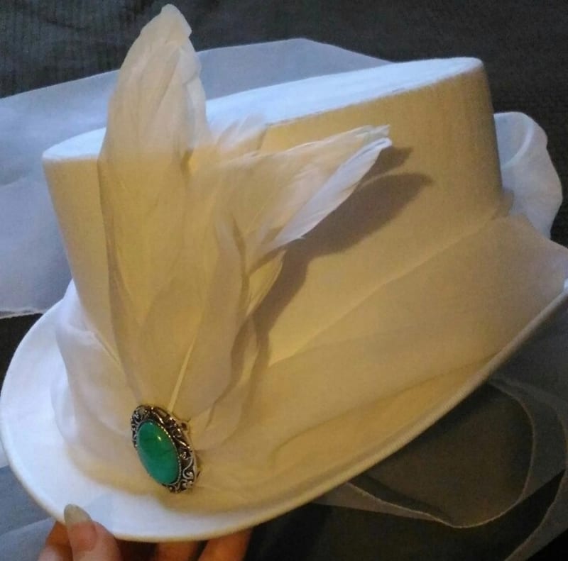 Цилиндр белый с пером - фото 3