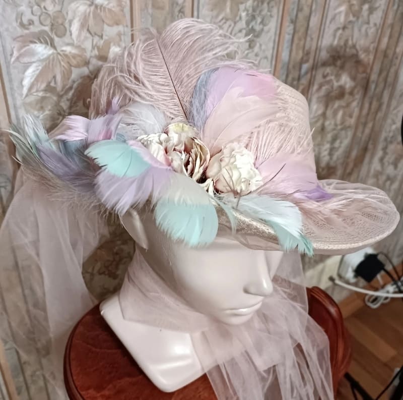 Прогулочная шляпка с цветами - фото 2