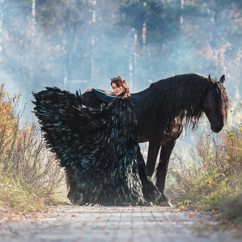 Плащ из чёрных перьев "Ворон" - фото 6