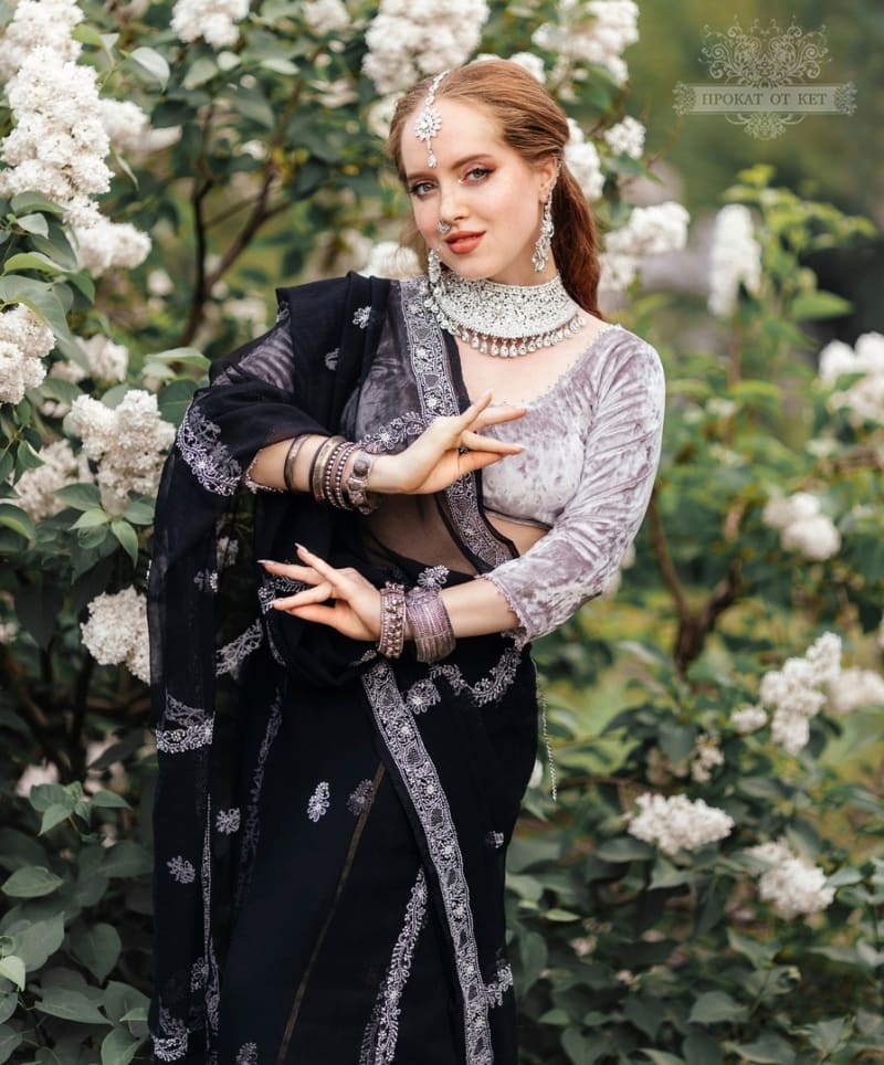 Красивое цветное шифоновое сари с ручной вышивкой черного цвета - фото 2