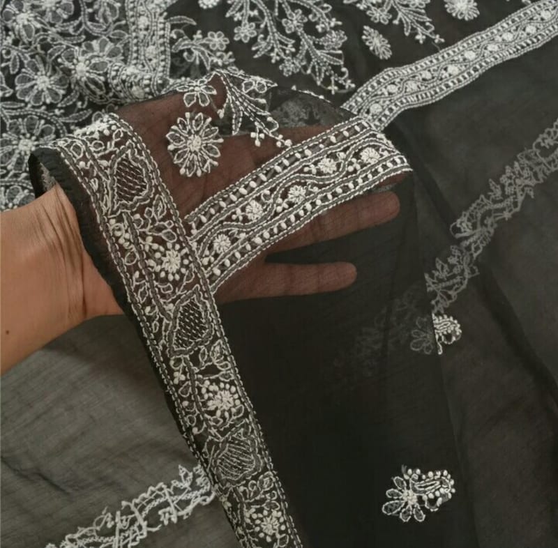 Красивое цветное шифоновое сари с ручной вышивкой черного цвета - фото 6