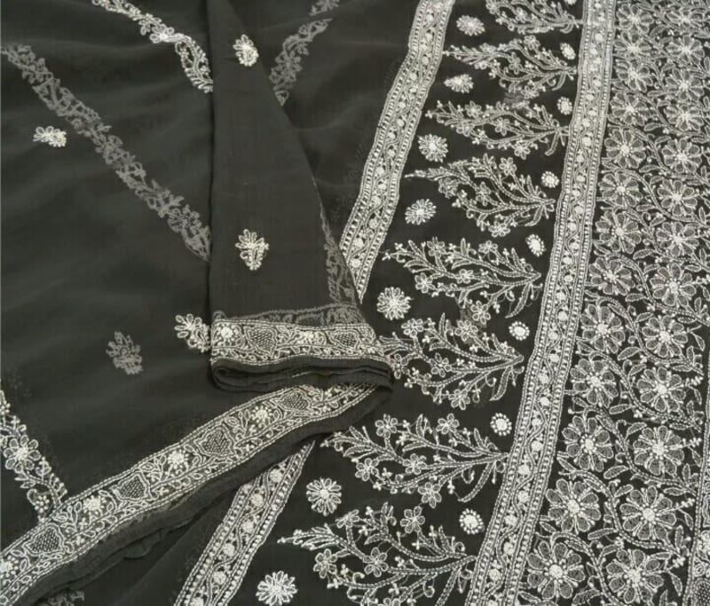 Красивое цветное шифоновое сари с ручной вышивкой черного цвета - фото 7