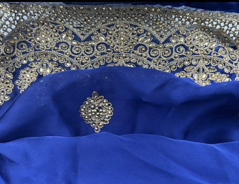 Шикарное синее сари с вышивкой и камнями - фото 4