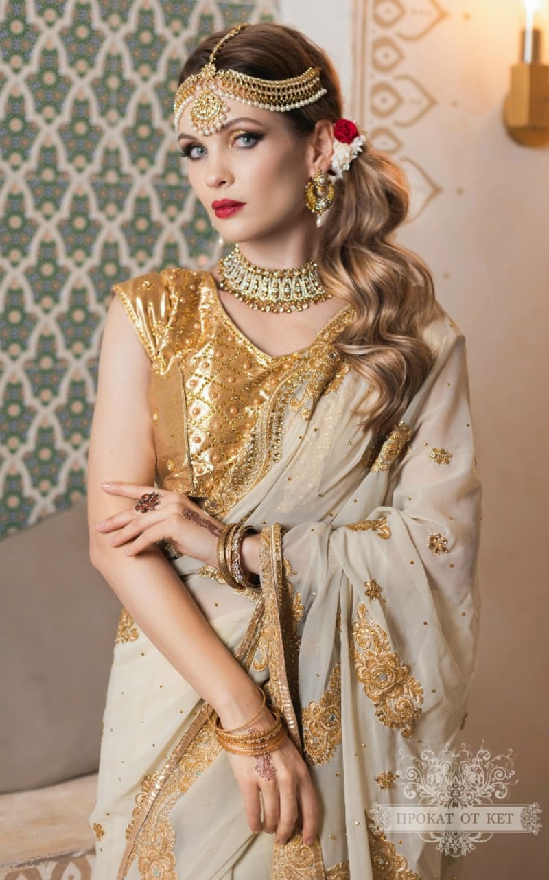 Молочное сари с золотой вышивкой и камнями - фото 2