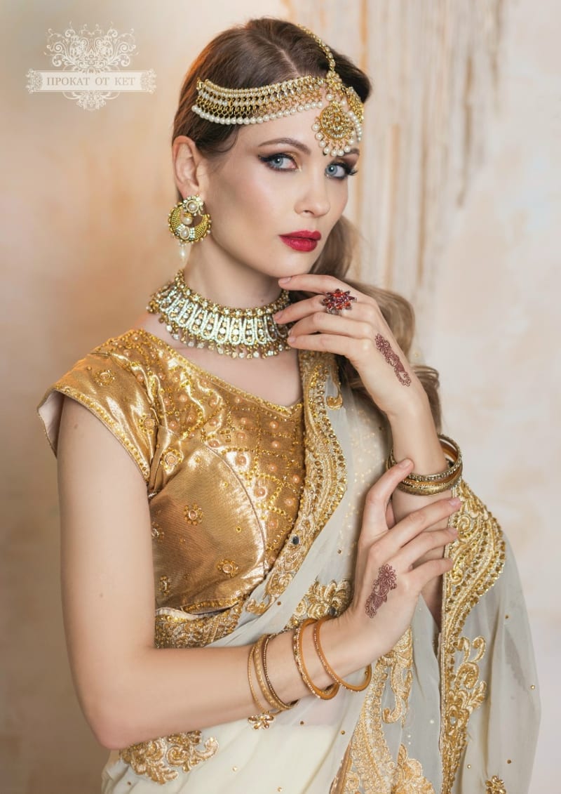 Молочное сари с золотой вышивкой и камнями - фото 3