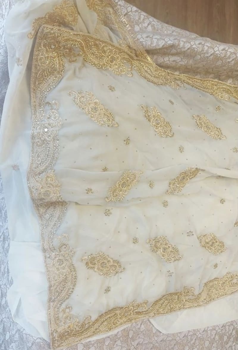 Молочное сари с золотой вышивкой и камнями - фото 4