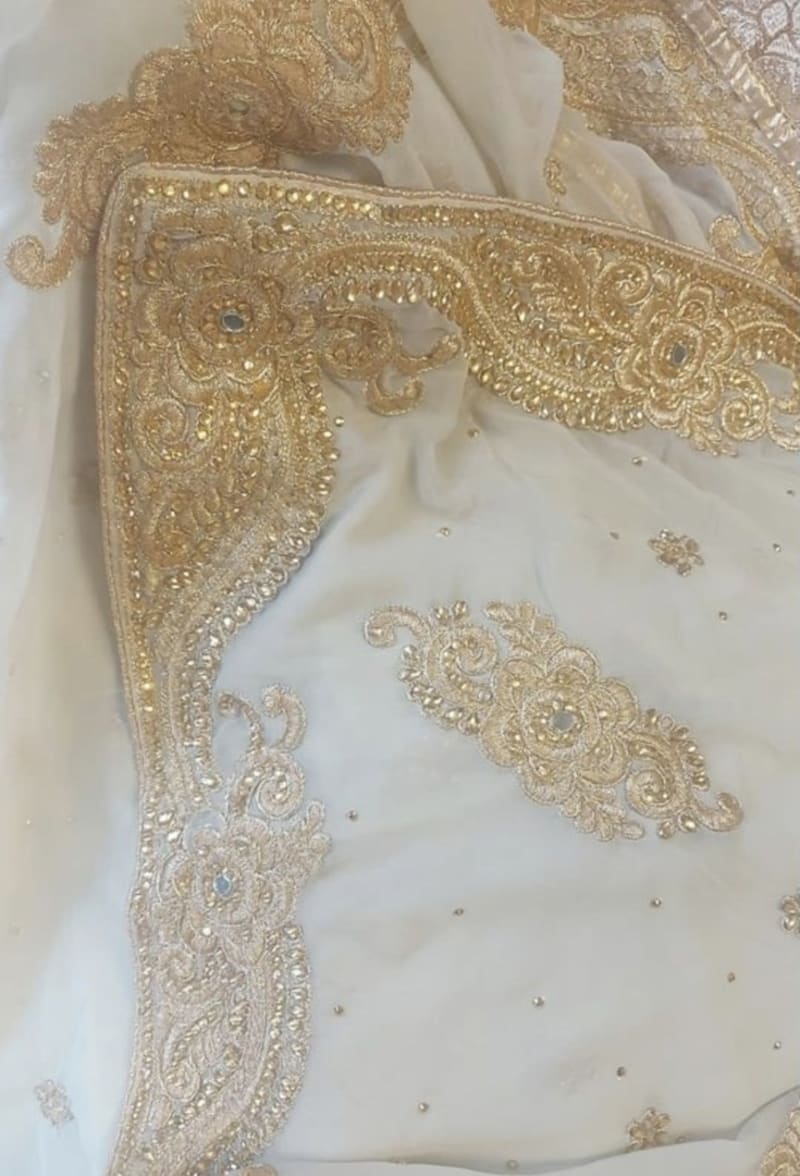 Молочное сари с золотой вышивкой и камнями - фото 5