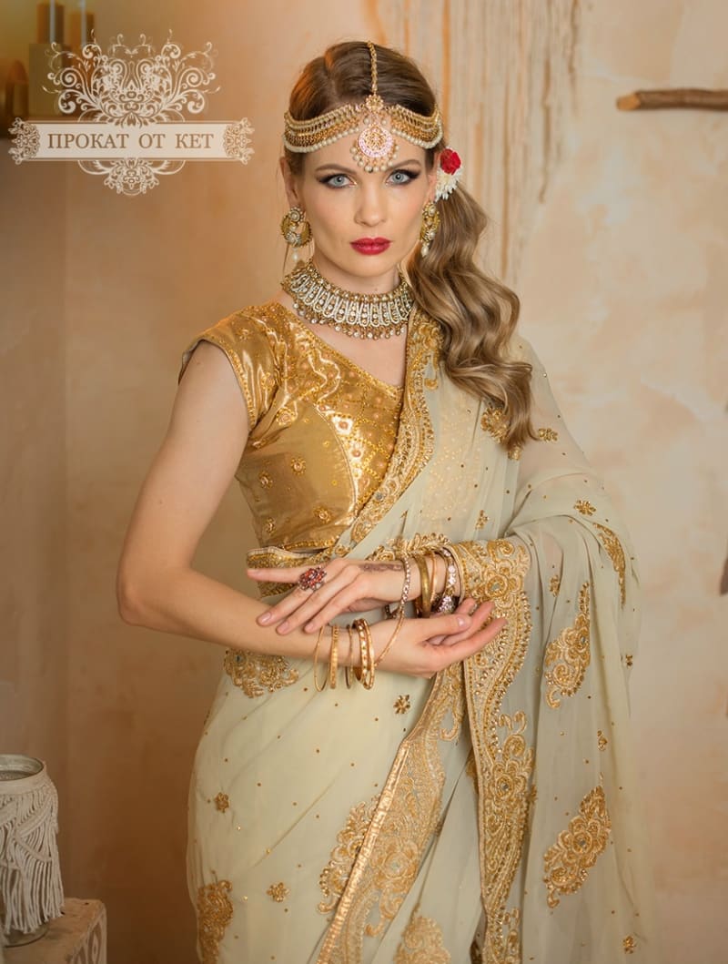 Молочное сари с золотой вышивкой и камнями - фото 7