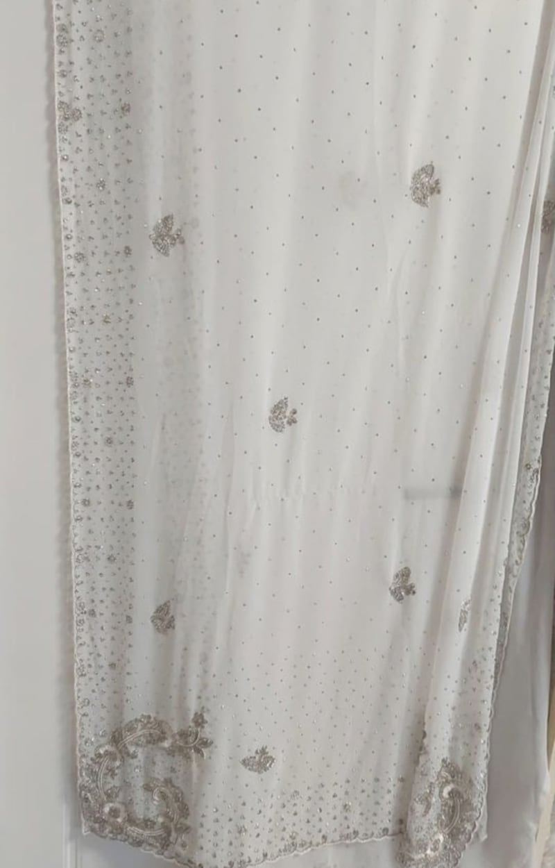Белоснежное шифоновое сари с серебристым рисунком - фото 3