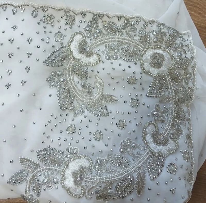 Белоснежное шифоновое сари с серебристым рисунком - фото 4