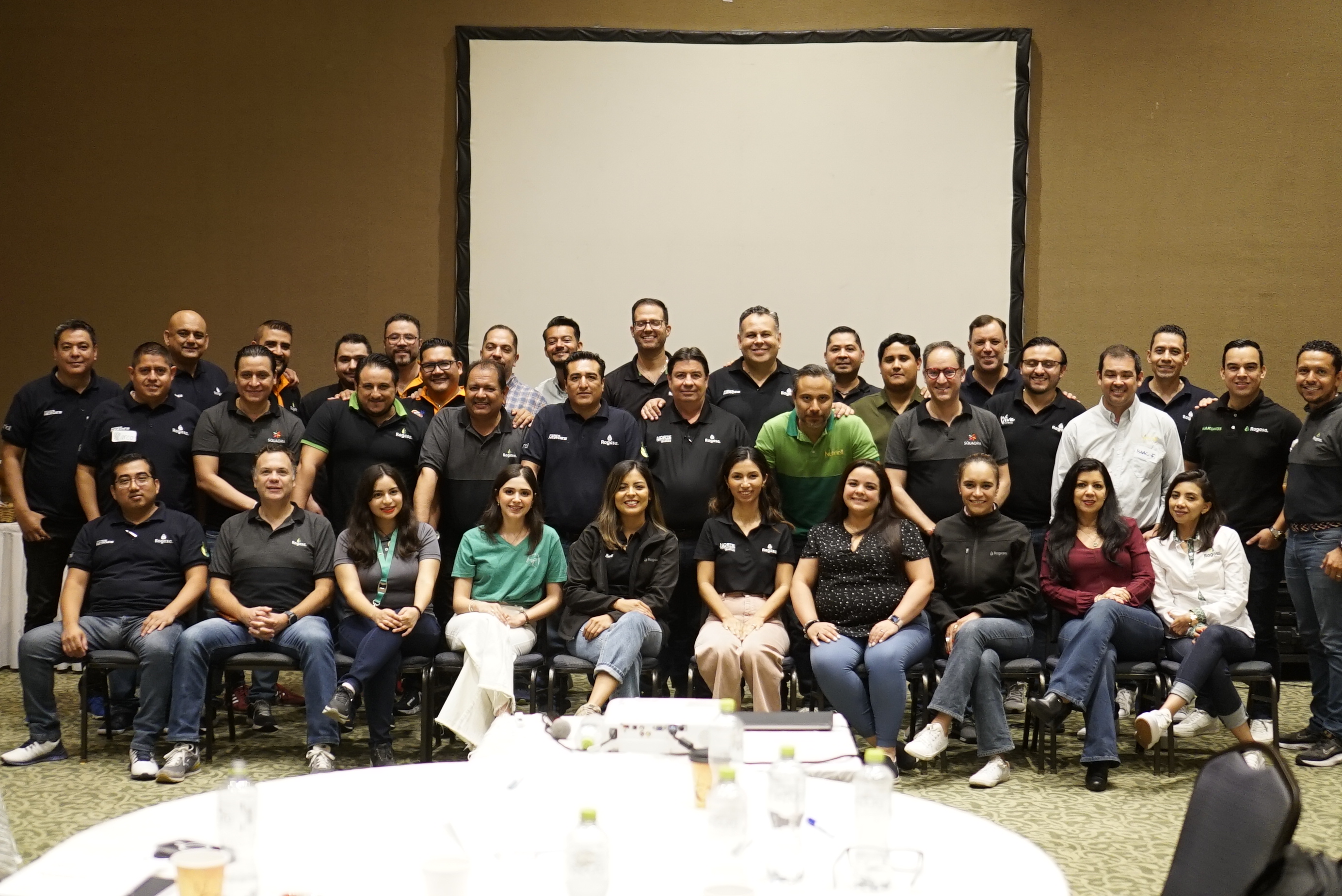 Asistentes siguiendo la presentación