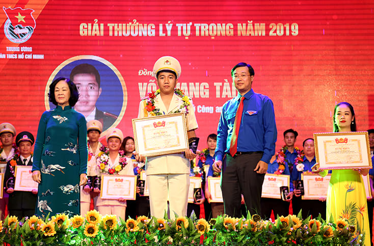 Bí thư đoàn cơ sở Công an Lệ Thủy nhận giải thưởng Lý Tự Trọng năm 2019