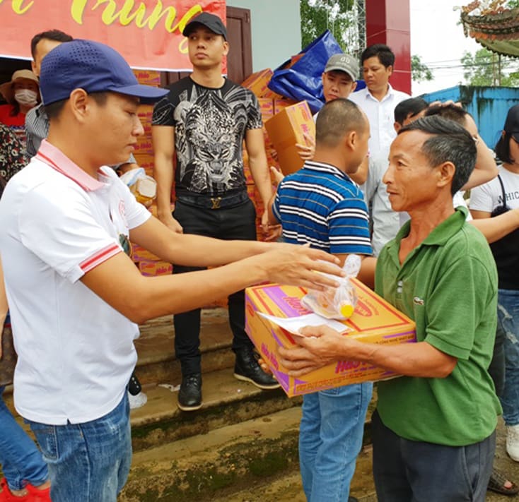Trao quà cho người dân vùng lũ Minh Hóa