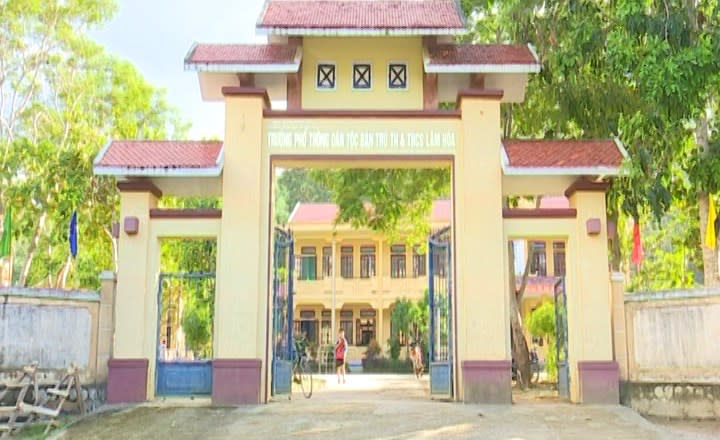 Trường học trước nguy cơ bị vùi lấp