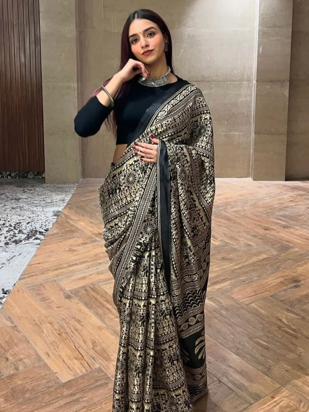 Black and white Ethnic motifs printed saree with no border