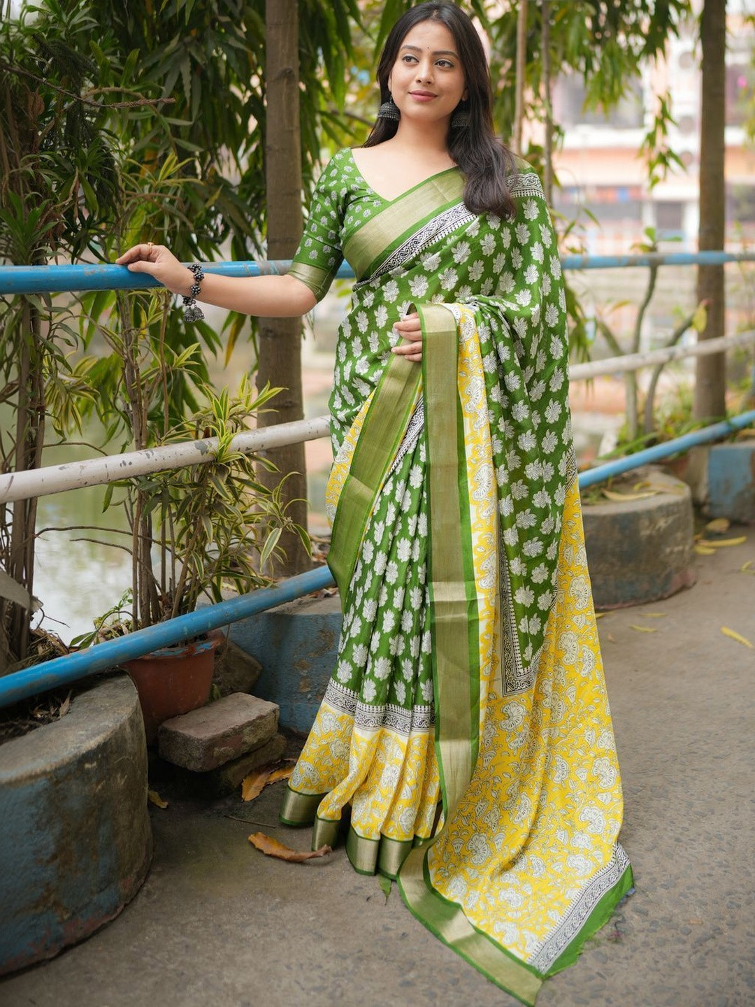 Multicoloured Abstract Print Saree with Woven Border