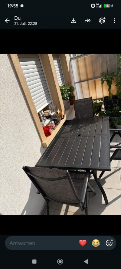 Tisch mit 6 Gartenstühlen