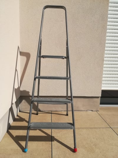 ESCABEAU 4 MARCHES PLIABLE EN ALUMINIUM
