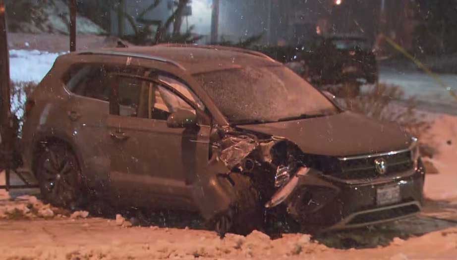 Driver Flees After Vehicle Crashes Into Pole on Bathurst StreetDriver Flees After Vehicle Crashes Into Pole on Bathurst Street