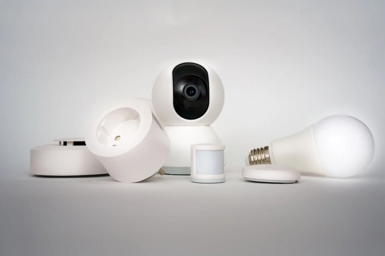 Botão inteligente Matter acionando uma luz em sala conectada pelo Google Home