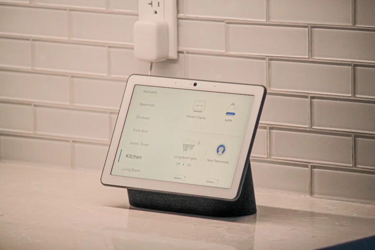 Celular com automação de presença no Google Home em uma sala conectada