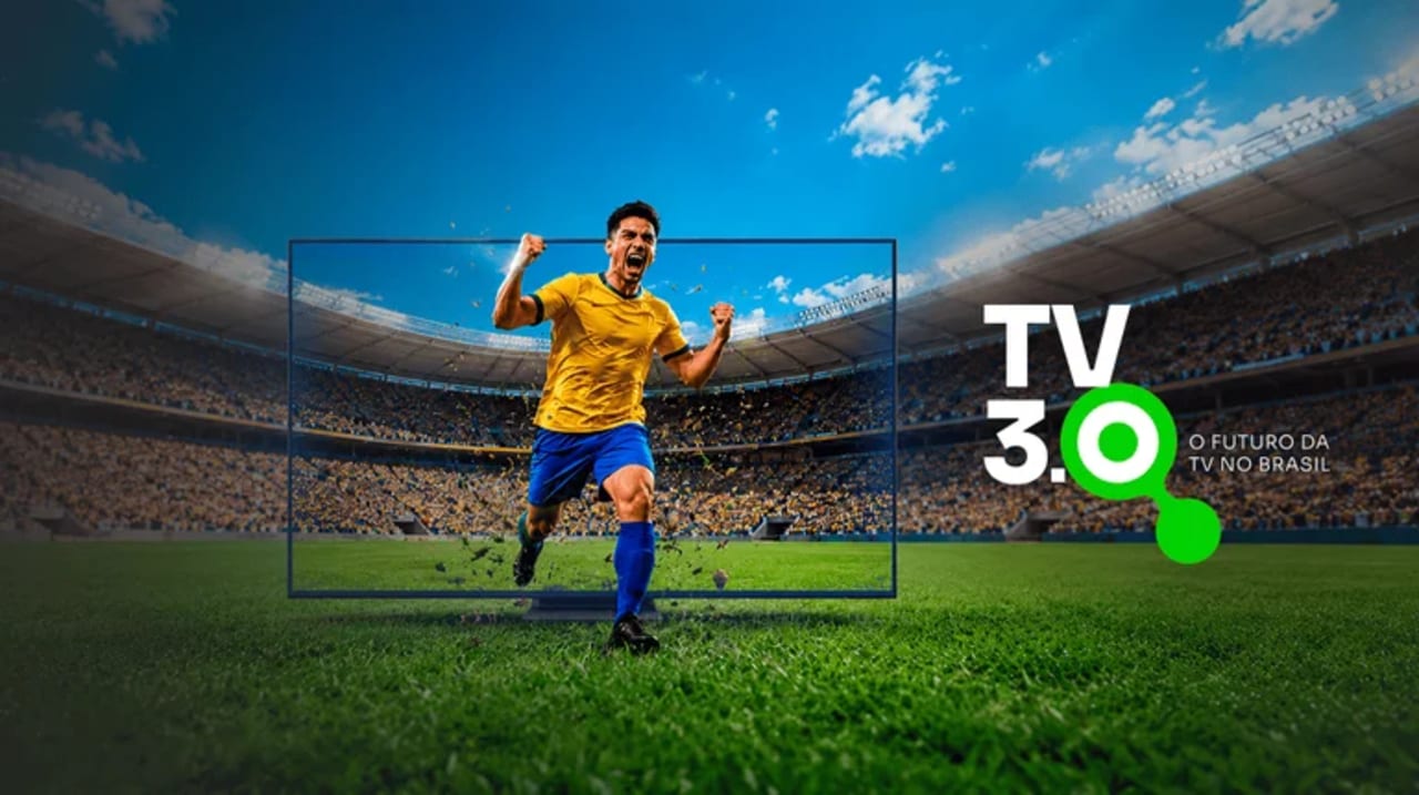 Arte oficial da TV 3.0 com jogador de futebol saindo de uma tela durante a Copa